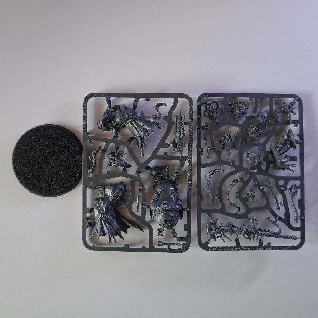 Adeptus Mechanicus Tech-Priest Manipulus New on Sprue